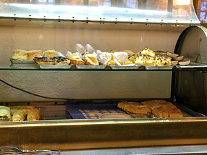 Os famosos travesseiros, entre outros apetitosos bolos, no balc&atilde;o da Piriquita